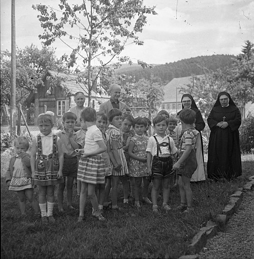 1958_Kindergarten-UH_mit_Schwestern